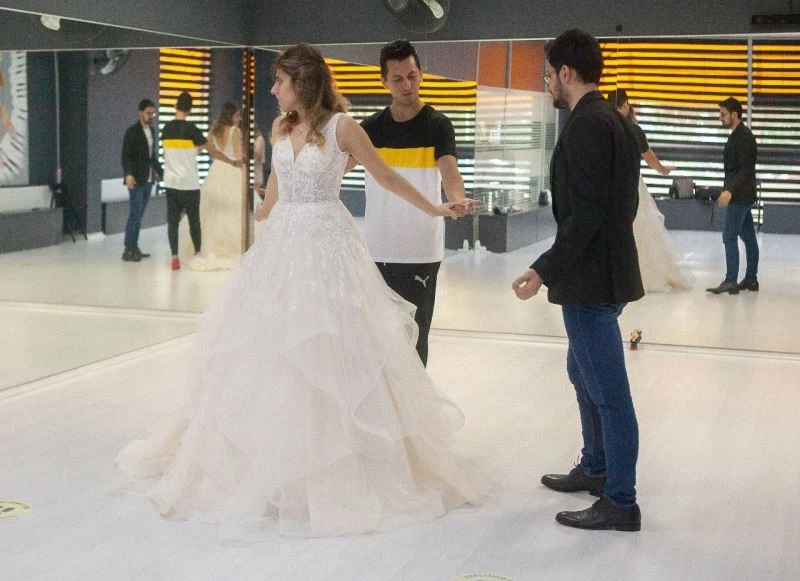 Düğün heyecanı başladı, çiftler gelin ve damatlıkla dans kursuna koştu
