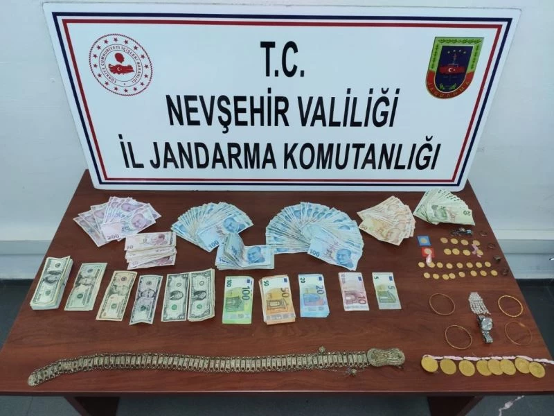 Yaşlı kadının 255 bin lirasını dolandıran dolandırıcılar yakalandı
