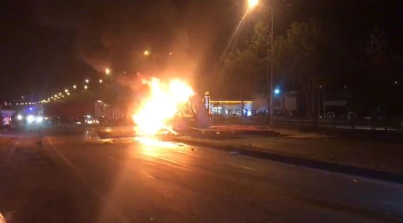 Trafik yön tabelasına çarpan tır böyle patladı
