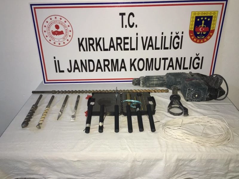 Dur ihtarına uymayan otomobilden dinamit çıktı
