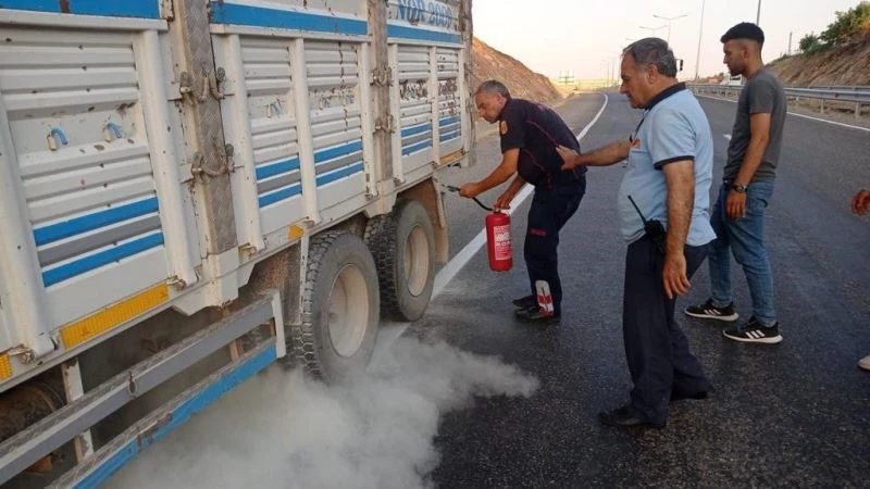 Siirt’te lastiklerden çıkan dumanı fark eden sürücü kamyonu yanmaktan kurtardı
