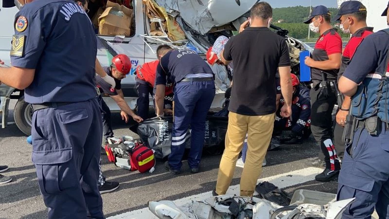 İngiliz plakalı minibüs sulama tankerine çarptı: 1 ölü
