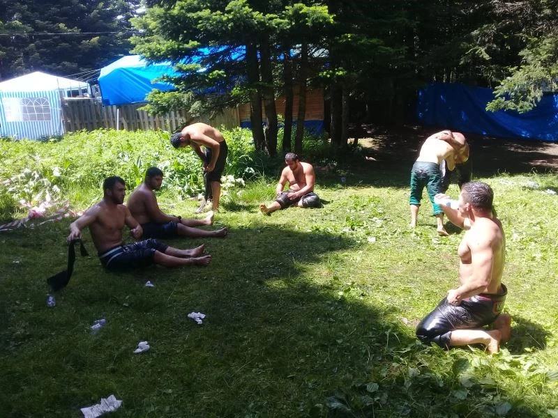 Çayırlarda yer bulamayan güreşçiler yeşil sahalara indi

