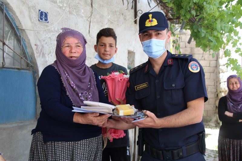 66 yaşındaki Fatma teyzenin dolandırıcılara kaptırdığı parayı jandarma teslim etti
