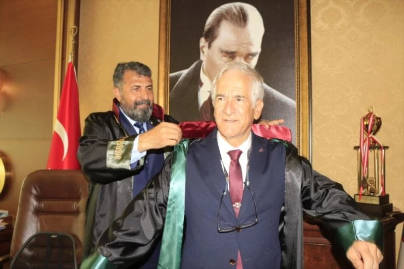 Avukatlık stajını tamamlayıp 66 yaşında cübbe giydi