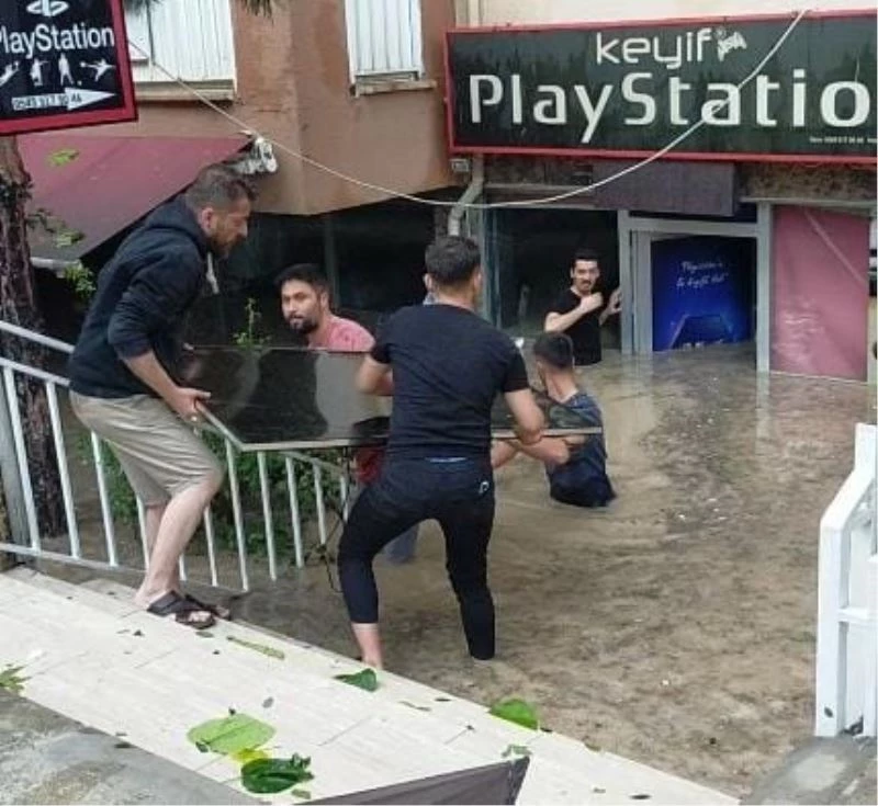 Edirne’de dükkanları sel suları bastı, esnaf malzemelerini kurtarmak için seferber oldu
