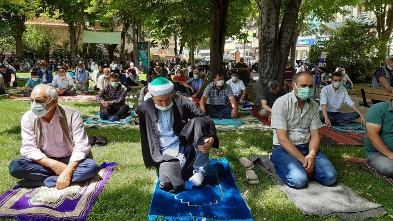 Normalleşmenin ilk cumasında vatandaşlar camilere akın etti
