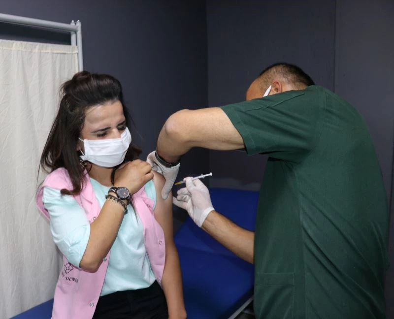 (Özel) Sağlık ekipleri fabrikaları tek tek gezerek aşı yapıyor
