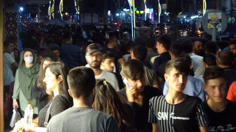 Aşılamalardan sonra Yüksekova’da bayram yoğunluğu gözlerden kaçmadı
