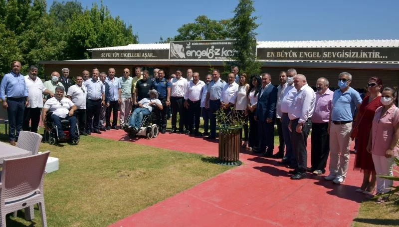 Aliağa’da mülki erkan ve vatandaşlar Engelsiz Yaşam Parkı’nda bayramlaştı
