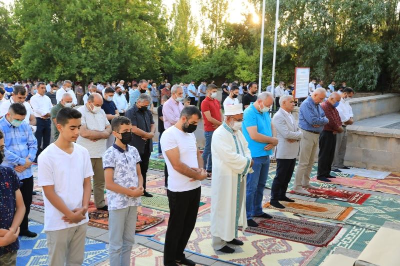 Güder, bayram namazını Battalgazililerle birlikte kıldı
