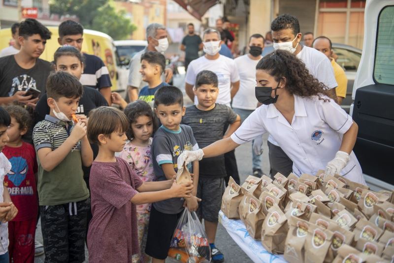 Mersin Büyükşehir Belediyesi, bu bayramda çocuklara 20 bin tatlı ulaştıracak
