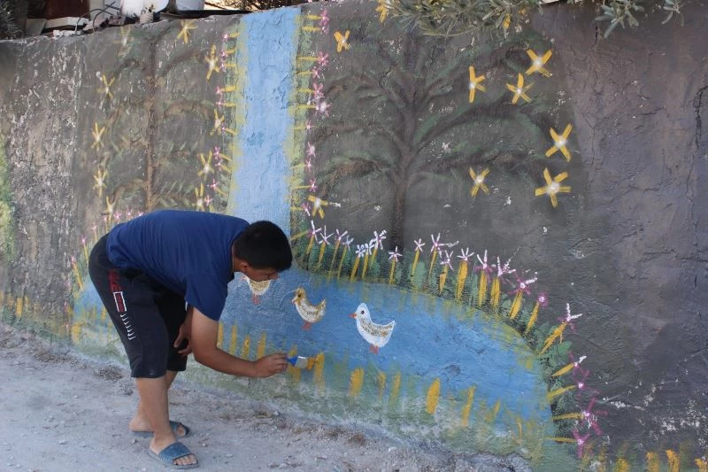 Bahçe duvarları tuvali oldu
