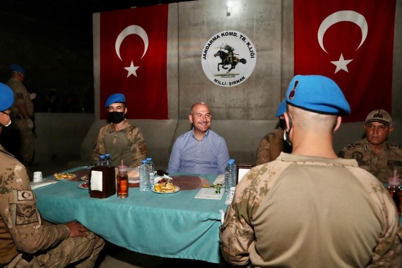 Cumhurbaşkanı Erdoğan, Şehit Jandarma Uzman Çavuş Tuncay Arslan Üs Bölgesi’ndeki askerin bayramını kutladı
