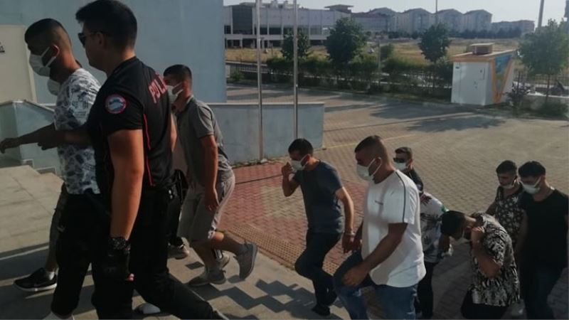 Polis silahlı saldırıyı önledi: 12 gözaltı
