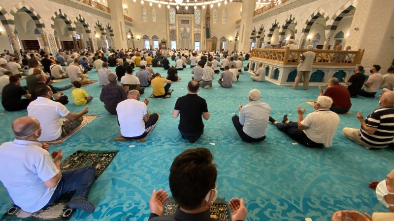 Cumhurbaşkanı Erdoğan’ın açtığı Uzunmehmet Camii’nde ilk bayram namazı
