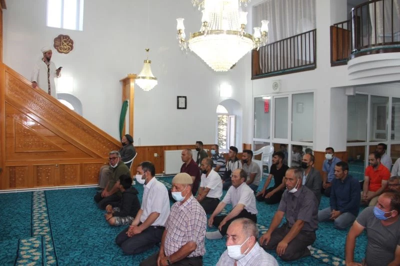 Normalleşme süreciyle camiler bayram namazında doldu taştı
