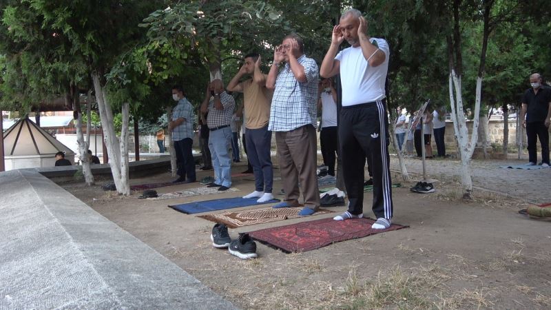 Kırklareli’nde vatandaşlar bayram namazı için camilere akın etti
