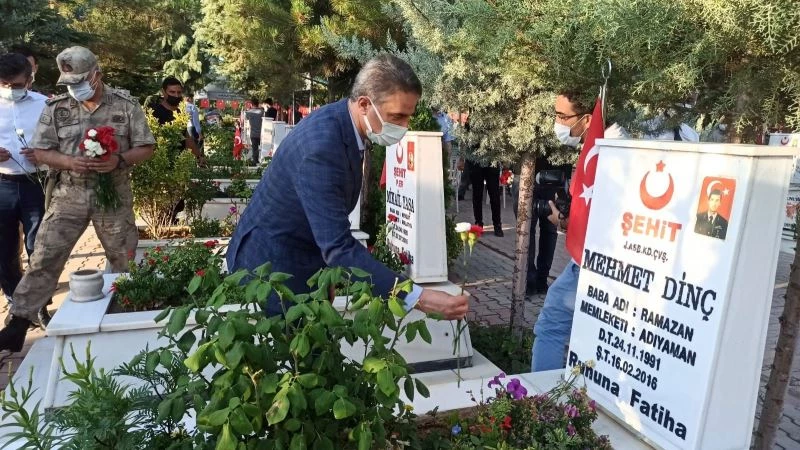 Şehitlikte hüzünlü bayramlaşma
