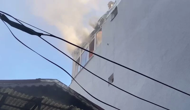 Kurban Bayramı’nda yangın paniği: 4 katlı binanı çatı katı yandı
