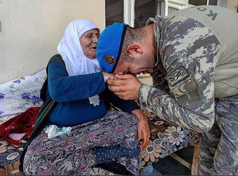 Meryem nineye Mehmetçik’ten duygulandıran bayram ziyareti
