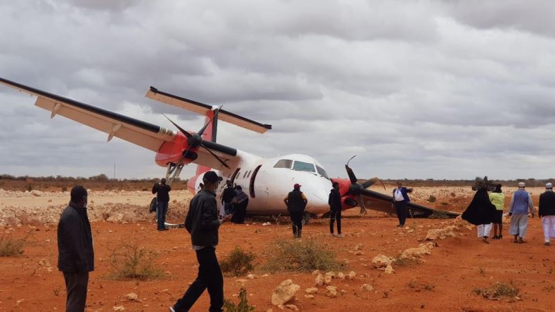 Somali’de yolcu uçağı toprak zemine iniş yaptı
