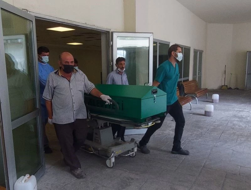 Oksijen tüpüne bağlıyken sigara içmek isteyince canından oldu
