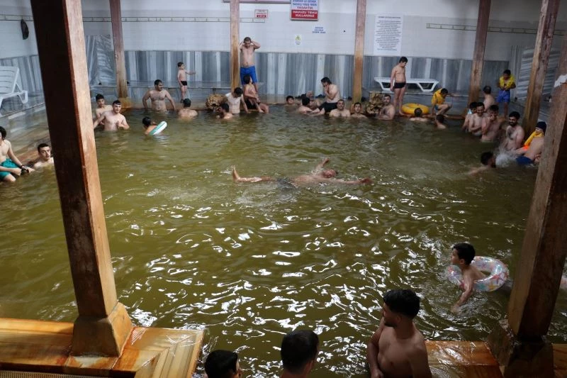 Kavurucu sıcaktan bunalanlar oraya akın etti
