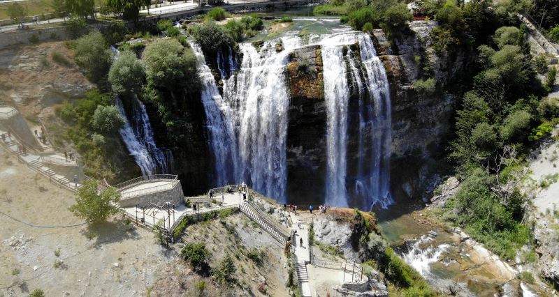 Yeniden ziyarete açılan Tortum Şelalesine bayramda ziyaretçi akını
