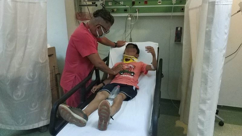 11 yaşındaki çocuk gizlice anahtarını aldığı araçla kaza yapıp yaralandı
