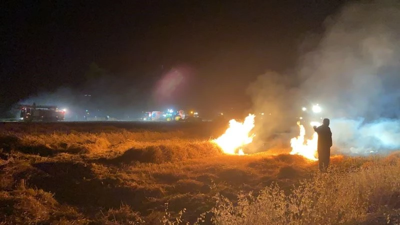 Önce biçerdöver sonra 150 dekarlık ekili buğday tarlası yanarak kül oldu
