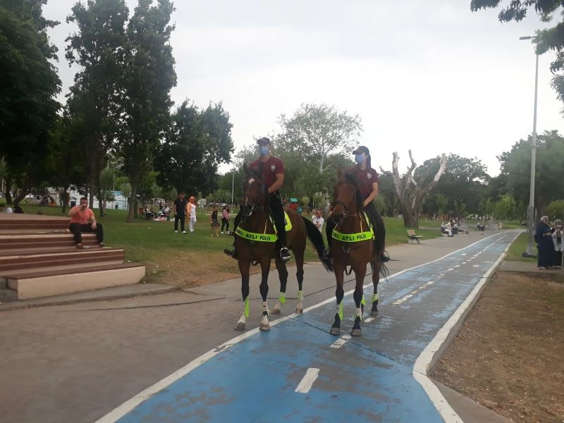 Atlı polislerden Florya sahilinde denetim yaptı
