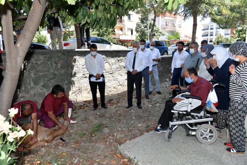 Isparta Belediyesi 200 engelli ve yaşlı vatandaşın kurbanını kesti
