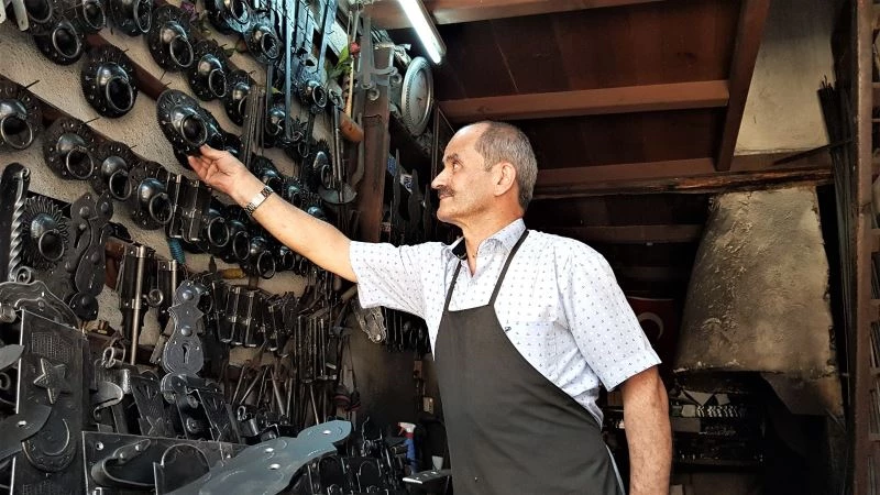 Demirciler Çarşısı’ndaki son ustaları mesleklerinin kaybolmasından korkuyor
