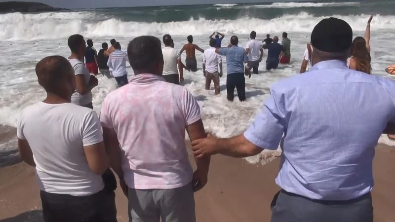 Dalgalar arasında cismi ceset sanınca herkes denize koştu
