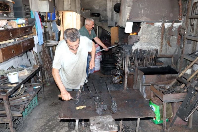 Bayramda demirci ustalarının yüzü 