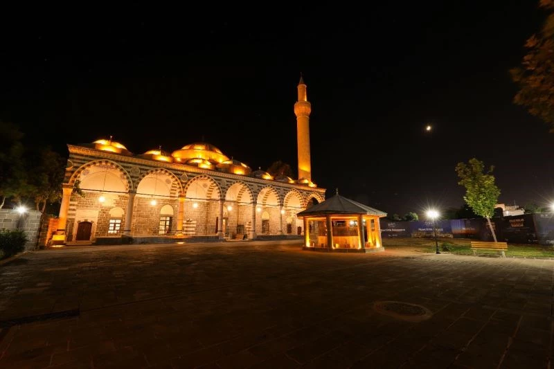 Diyarbakır’ın sembollerinden Kurşunlu Cami ışıklandırıldı
