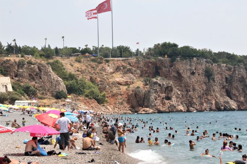 Dünyaca ünlü sahil adeta doldu taştı, sosyal mesafe unutuldu
