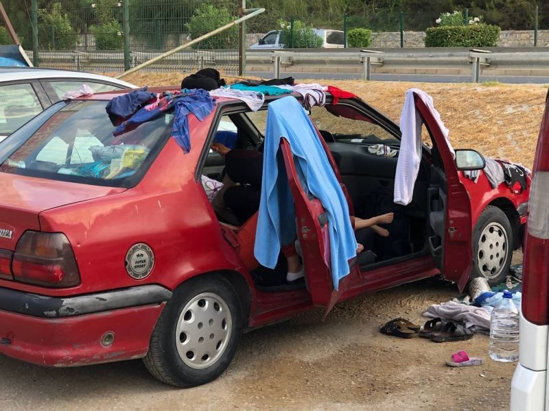 Araçlarda uyudular, otoparka sofra kurup ıslak elbiselerini araçlar üzerine serdiler
