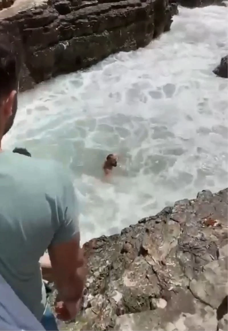 Dalgalara kapılan vatandaşı kurtarmak için zamanla yarıştırlar
