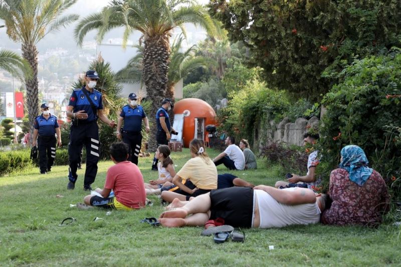 Zabıta ekipleri park ve refüjlerde tatil yapanları uyardı, uymayanlara ceza yazdı
