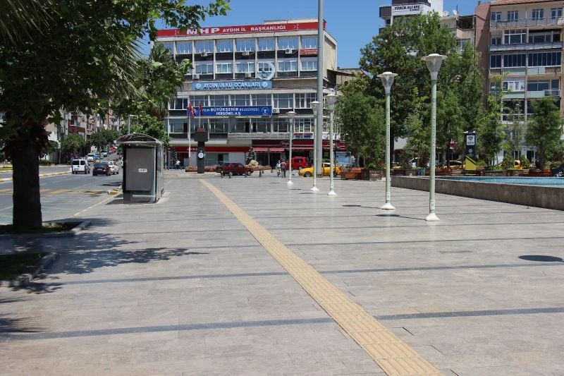 Efeler’de sıcak hava bunalttı, sokaklar boş kaldı
