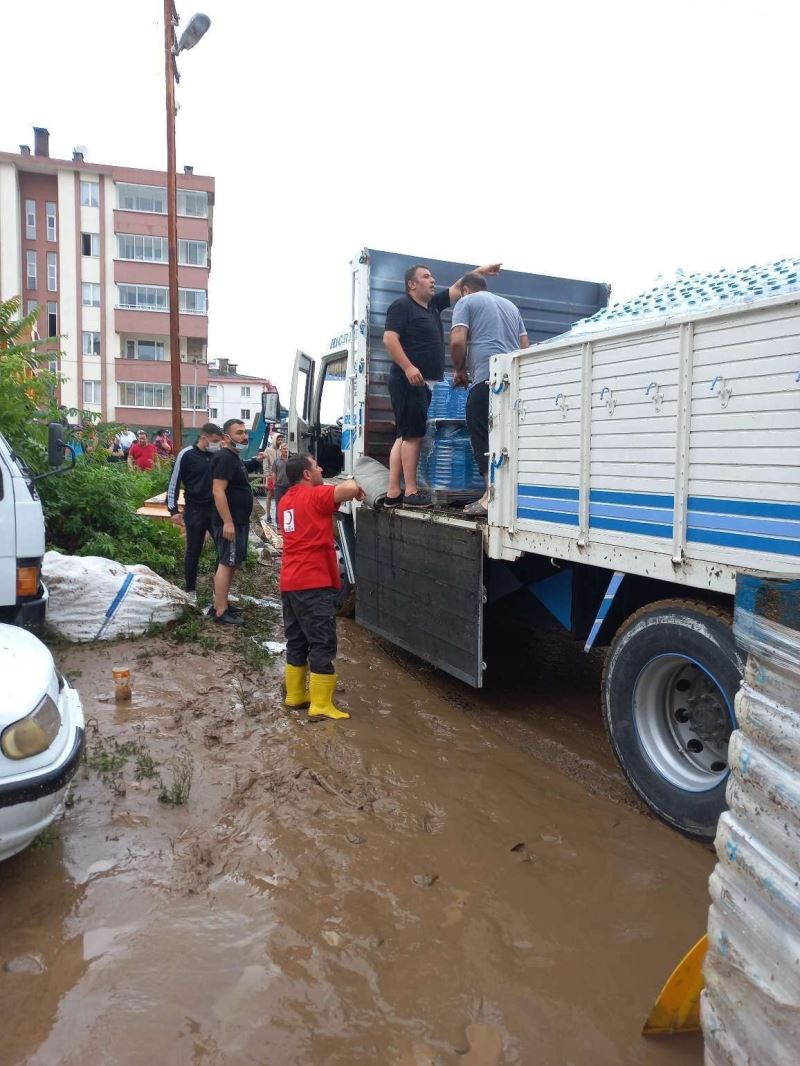 Rize’deki selzedelere destek olan Kızılay Artvin’e de uzman ekiplerini gönderdi
