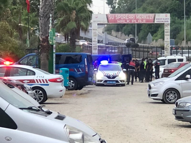 Kendilerini uyaran plaj işletmecilerine bıçak ve sopayla saldırdılar: 2 yaralı
