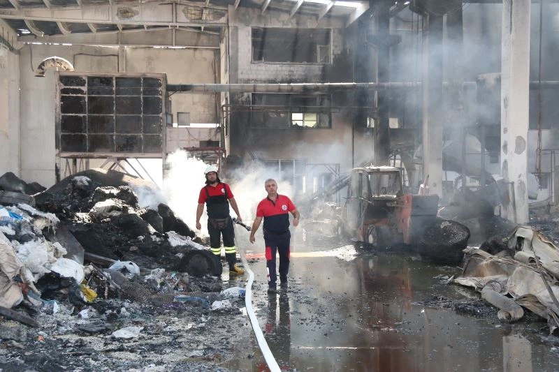 Antalya’da alev alev yanan plastik fabrikasından geriye küle dönmüş yığınlar kaldı
