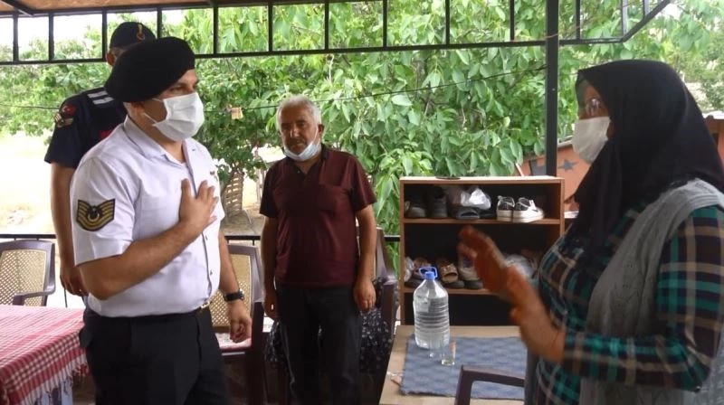 Karşısında jandarmayı gören asker annesi: “Oğlum gelmiş gibi oldum”
