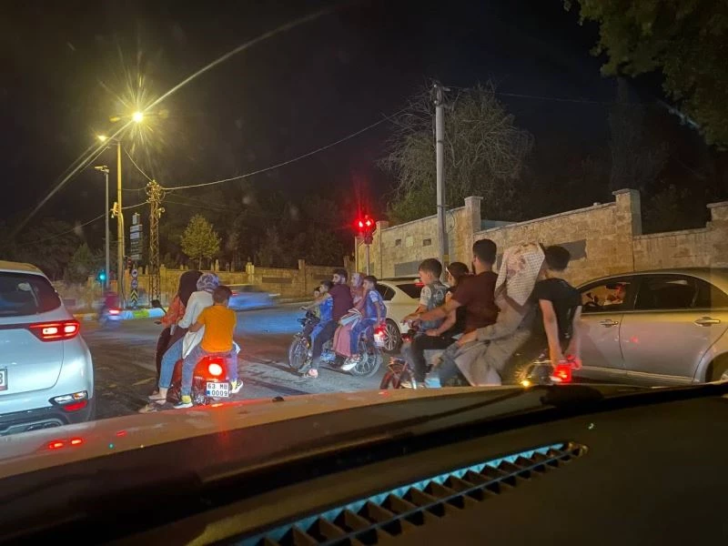 Şanlıurfa’da 3 motosiklette 15 kişi yolculuk etti
