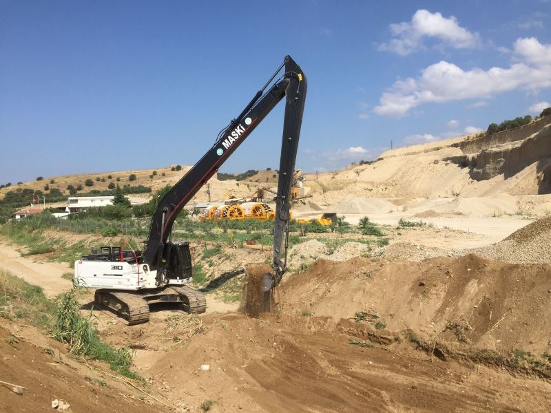 MASKİ bir yandan dereleri temizliyor bir yandan mahallelere içme suyu sağlıyor
