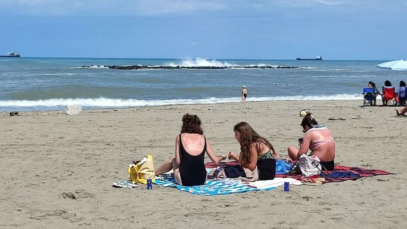 Karasu’da denize girme yasağı kalktı, vatandaşlar sahile akın etti
