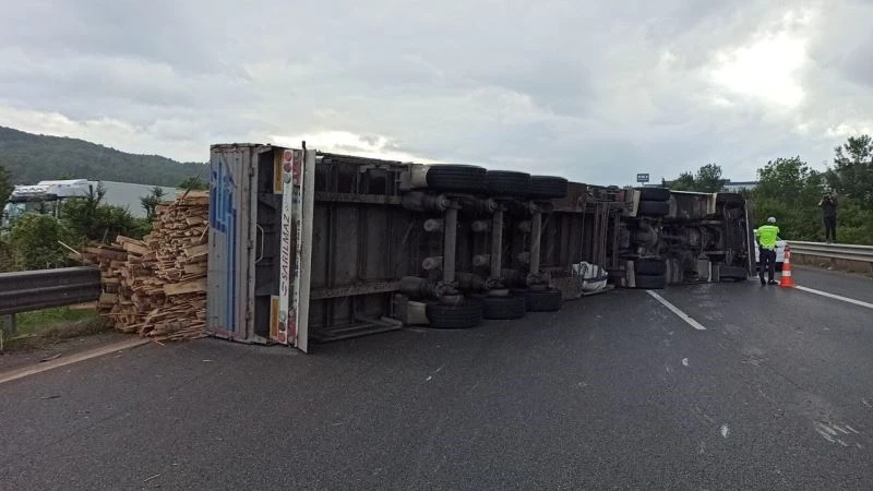 TEM İstanbul yönüne trafiğe kapatıldı
